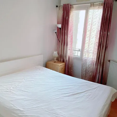 Comfortable 50 M With Parking Apartamento Courbevoie